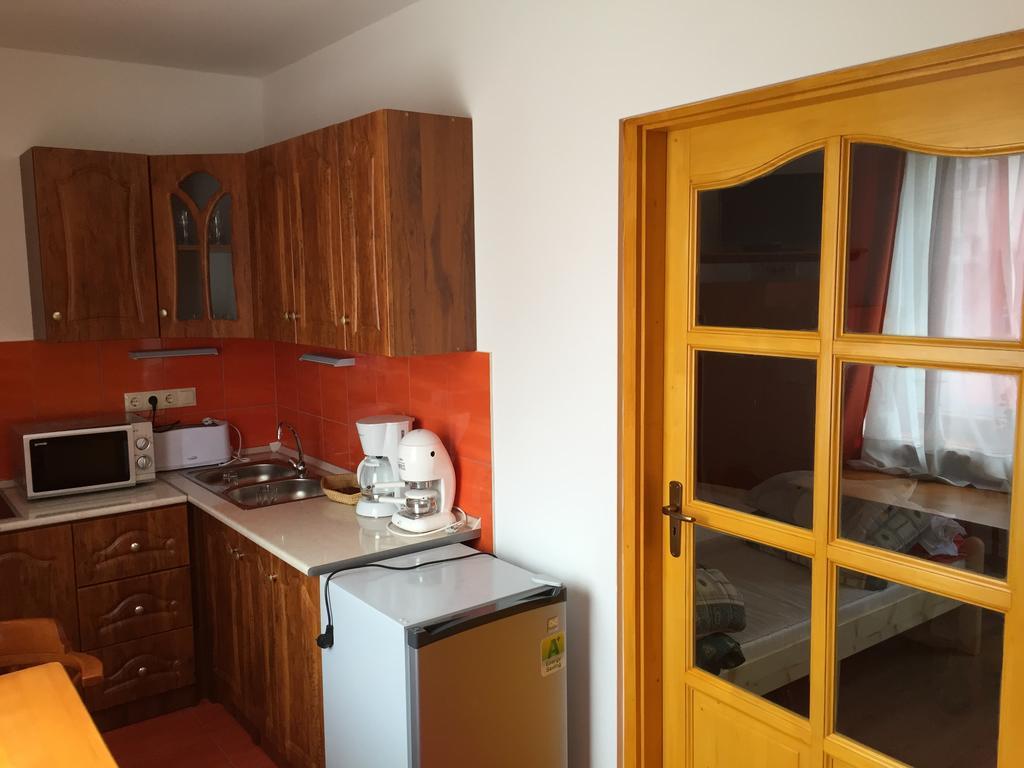 AQUA Thermal Sóterápia és Apartmanház Püspökladány Szoba fotó