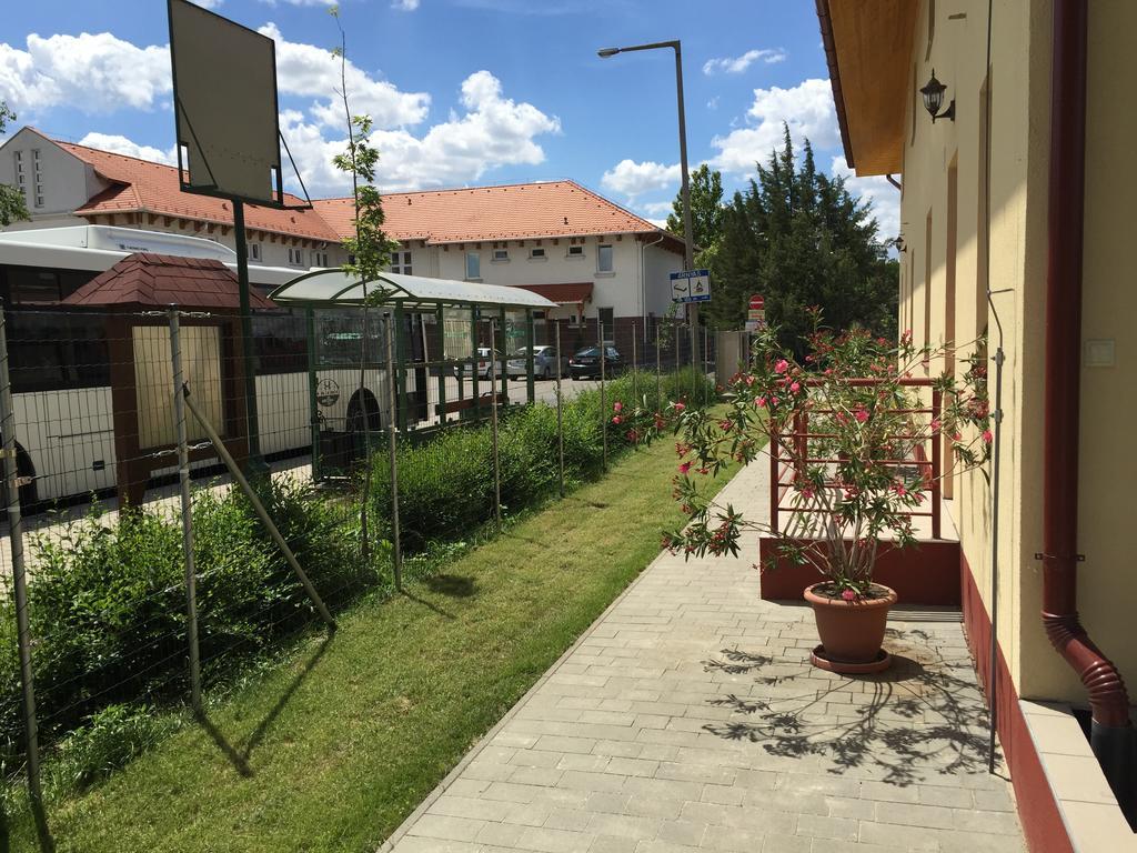 AQUA Thermal Sóterápia és Apartmanház Püspökladány Szoba fotó